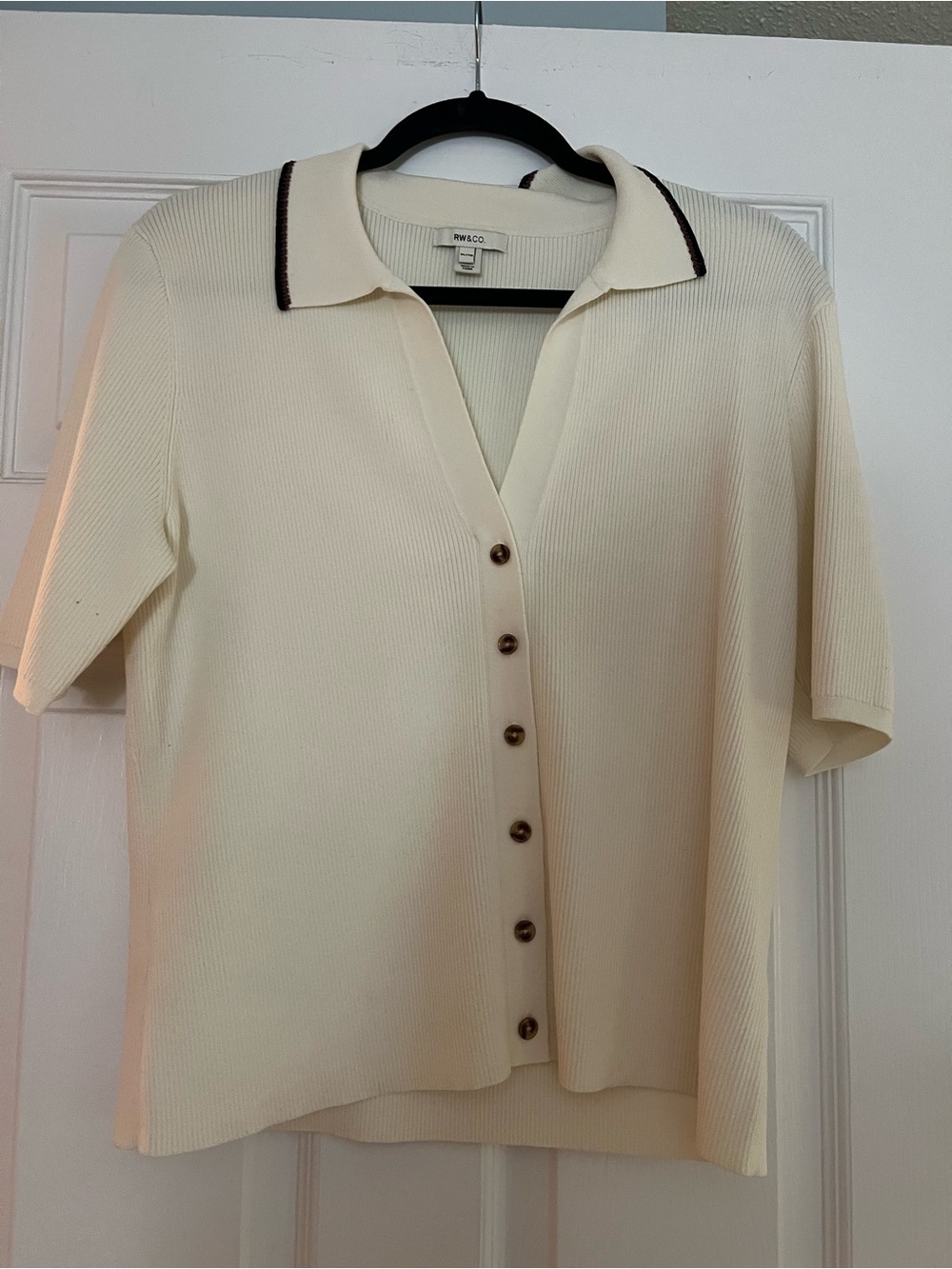 RW&CO. Cream Short Sleeve Button-Front Knit Top with Contrast Trim